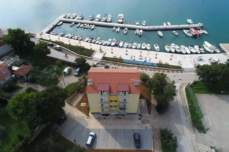 Apartment Sara - Cres Exterior photo